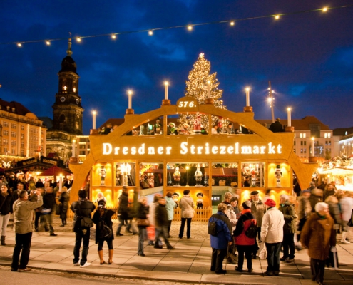 Der begehbare erzgebirgische Schwibbogen bildet das Eingangstor zum 567. Dresdner Striezelmarkt. Auf der Striezelmarkt-Rallye ein perfektes Fotomotiv.