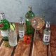 Auf einem Tisch stehen unterschiedliche Flaschen Gin, Tonic, sowie Gewürze und Früchte. 2 Gläser sind bereits fertig gemischt und stehen zum Verköstigen bereit.